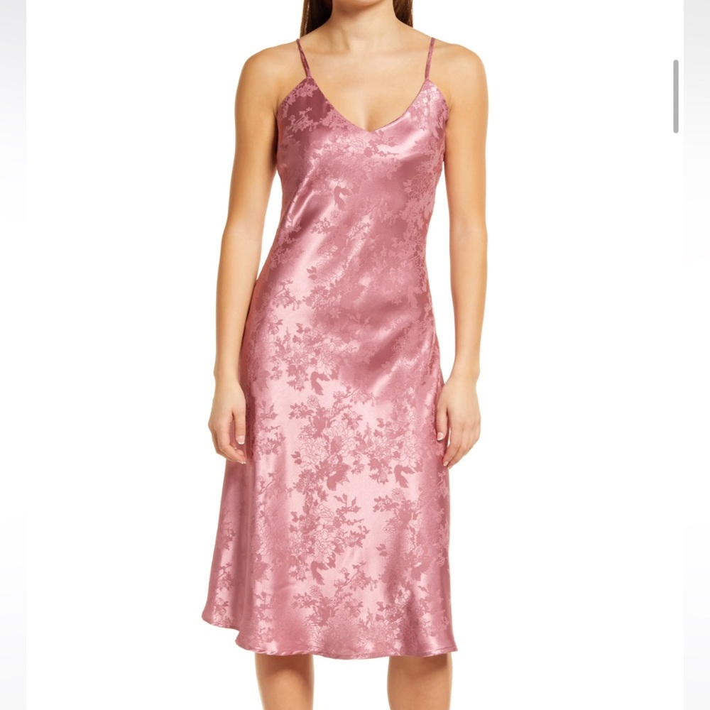 Lulu’s pink floral dress